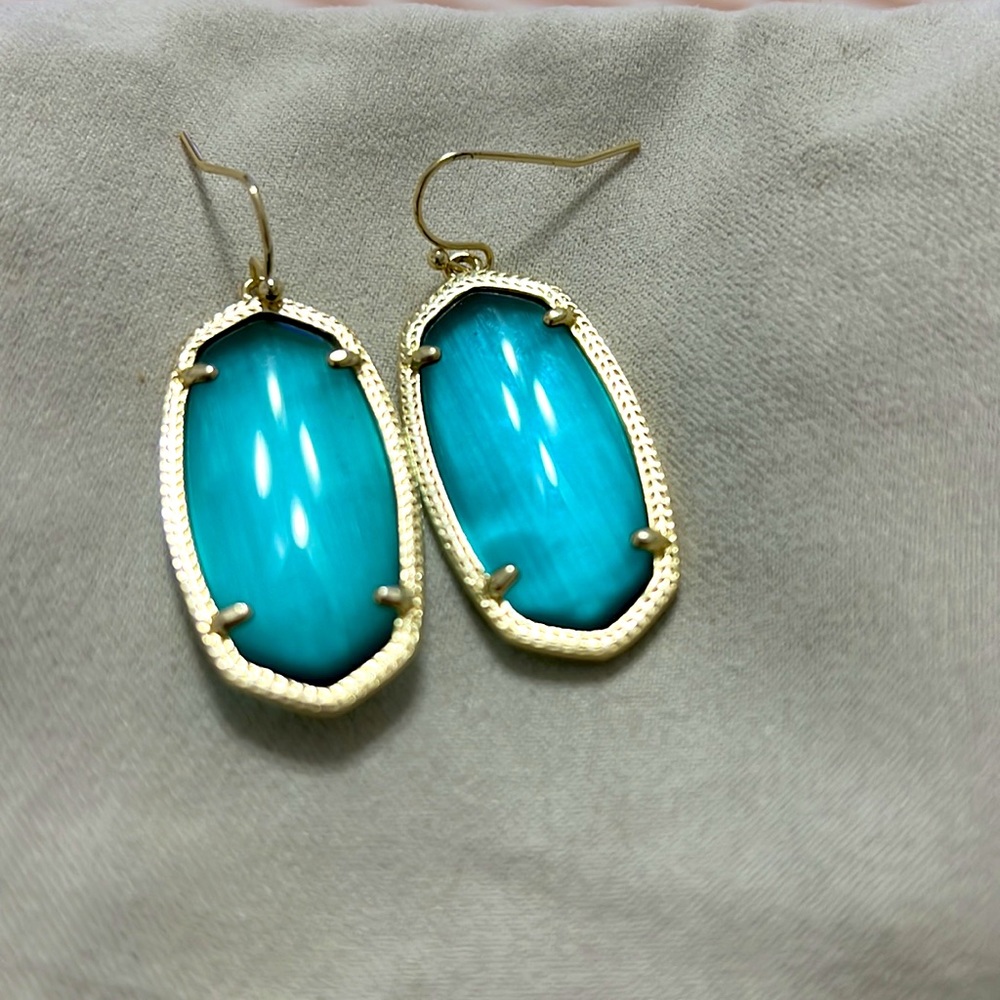 Kendra Scott Elle Earrings Emerald Cat's Eye Gold - Picture 5 of 5